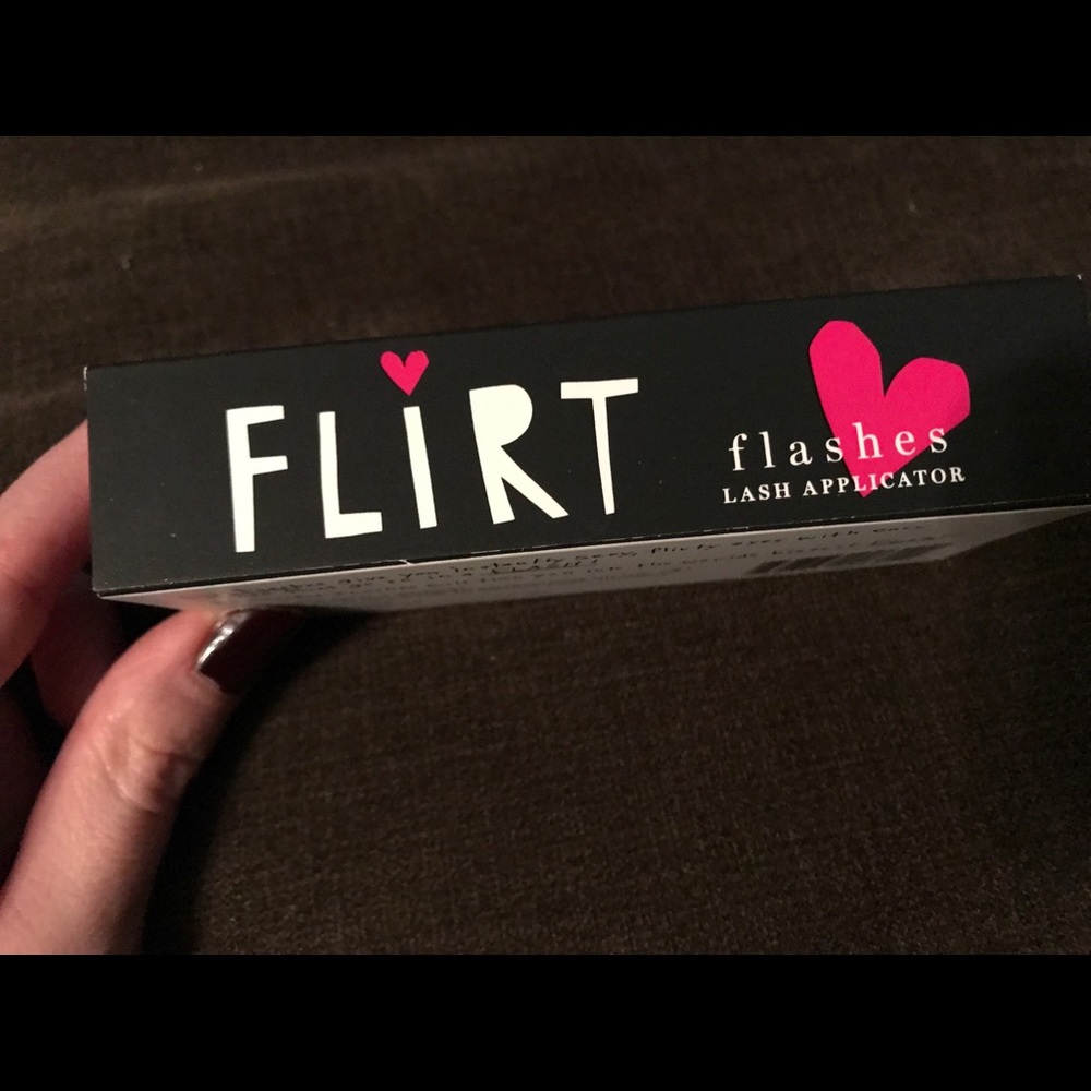 FLIRT eyelash applicator